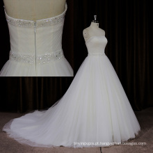 Simples, mas elegante vestido de casamento feito à mão